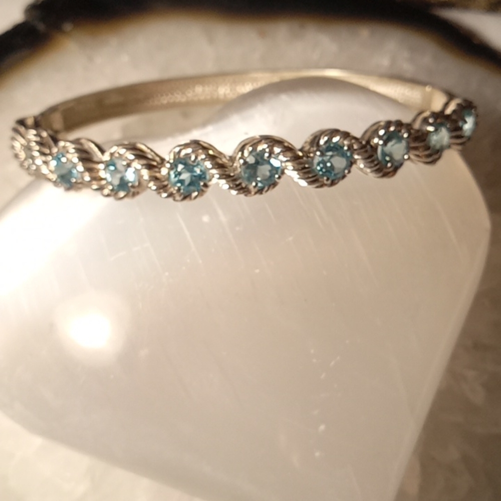 BANGLE BRACELET